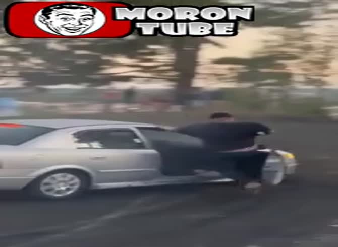 Video :A moving car's door should never be opened!